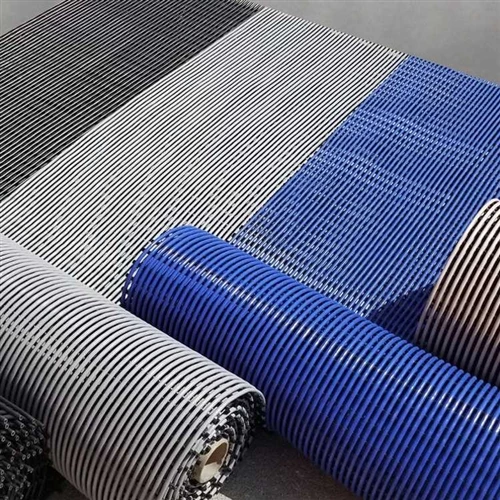 VinTube outdoor pool mat with hollow tube drainage pattern